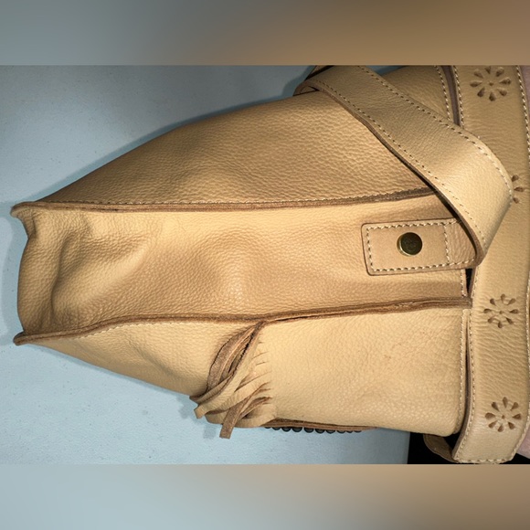 'KARINA' FRINGE LEATHER SHOULDER BAG IN NUDE - Picture 6 of 12